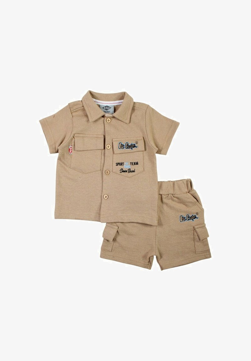 Ensemble deux pièces couleur fauve comprenant une chemise à manches courtes avec col et deux poches, ainsi qu'un short assorti avec poches latérales et détails brodés.