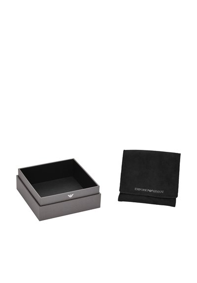 Scatola regalo in cartone nero con finitura testurizzata e logo impresso, abbinata a una morbida sacca in suede nero che mostra il nome del marchio.