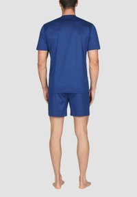 Camicia blu a maniche corte e pantaloni abbinati realizzati in tessuto leggero, caratterizzati da un design semplice con collo rotondo e vita elastica.