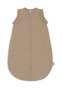 Beige slaapzak met ribbelstructuur, mouwloos ontwerp, ronde halslijn en een voorkant rits. Beschikt over een klein logo label aan de zijkant.