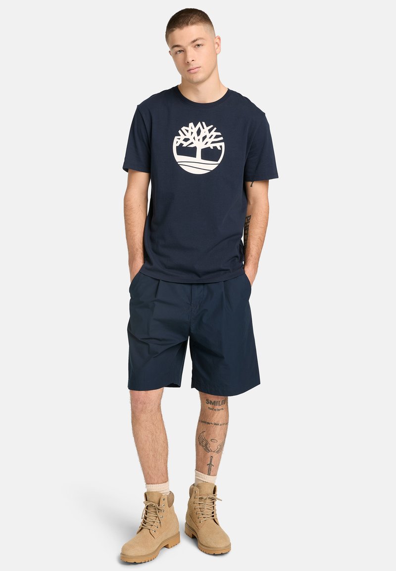Timberland KENNEBEC RIVER TREE LOGO SHORT SLEEVE TEE - Triko s potiskem - dark sapphirewhite