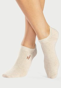 Calze alla caviglia beige realizzate in tessuto morbido, con un ricamo colorato di lama sul lato esterno, dotate di un polsino a coste per una vestibilità sicura.