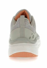 Scarpa sportiva grigio chiaro con interno arancione, tomaia in tessuto strutturato, dettagli riflettenti e suola bianca con suola esterna arancione chiaro a motivo.