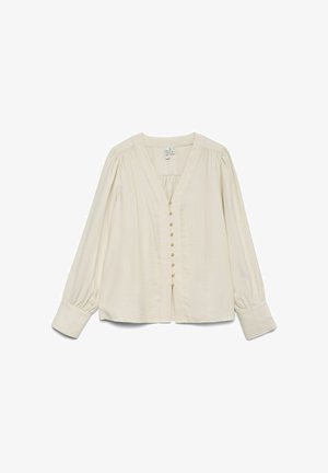 Kreemikas pikkade varrukatega pluus sügava V-kaelusega, väikeste eesinappidega, kogutud õlgadega ja laiade mansettidega valgel taustal.