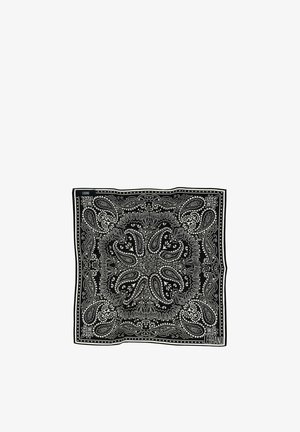 Czarna bandana z białym wzorem paisley, w kształcie kwadratu, z wykończonymi brzegami i metką marki w rogu.