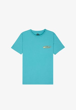 Turquoise T-shirt met korte mouwen en een klein beige-zwart logo op de linkerborst. Simpel ontwerp met ronde hals.