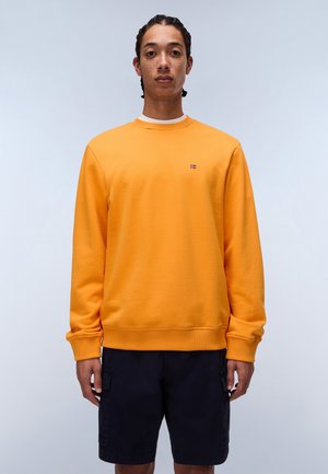 Oranje crewneck sweatshirt met ribgebreide manchetten en zoom, voorzien van een klein multi-kleurig logo op de borst. Gepaard met marineblauwe shorts.