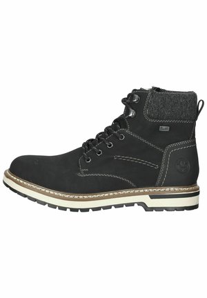 Bota de cuero negro con cuello de textil gris, diseño de cordones, costura blanca en contraste y suela de goma con agarre texturizado.