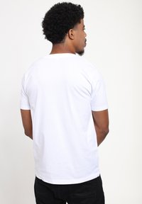 Star Wars STAR WARS: CLASSIC YOGA WITH YODA UNISEX - Triko s potiskem - white