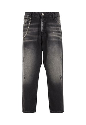 Sorte denimbukser med slitte detaljer, en avslappet passform og en sølvkjedeakcent på venstre side. Har knappelukking og lommer.
