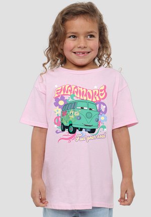 Rosa T-Shirt mit kurzen Ärmeln, das ein Cartoon-Van-Design mit Blumenmustern und dem Text "Fillmore Fuel your soul" in fetter Schriftart zeigt.