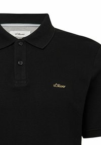 Schwarzes Poloshirt aus strukturiertem Baumwollstoff. Verfügt über einen klassischen Kragen, eine Dreiknopf-Leiste und ein kleines goldfarbenes s.Oliver-Logo.
