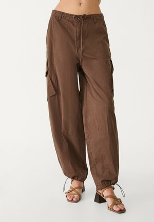 Stradivarius BARREL BALLOON  - Cargo trousers - dark brown