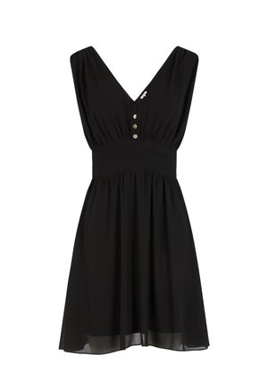 Robe noire avec un décolleté en V, des manches courtes et une taille froncée. Présente cinq boutons métalliques et une jupe fluide. Texture de tissu lisse.