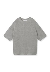 Pull tricot gris clair à manches courtes, col rond et coupe décontractée. Tissu texturé avec un subtil côtelé.