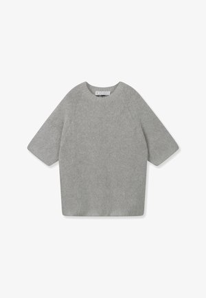 Pull tricot gris clair à manches courtes, col rond et coupe décontractée. Tissu texturé avec un subtil côtelé.