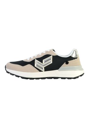 Zapatos deportivos con un upper en negro y beige, material de ante, acentos plateados, cordones blancos y una suela de goma negra texturizada.