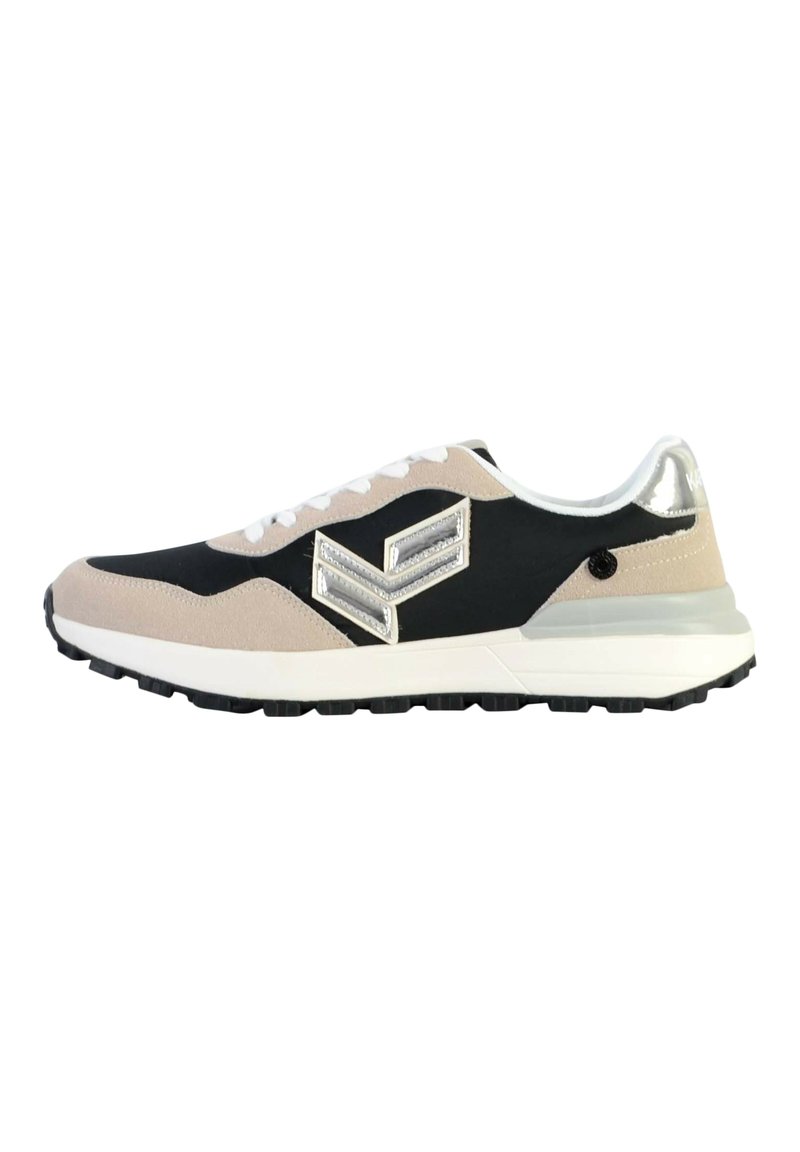 Scarpe sportive con tomaia nera e beige, materiale scamosciato, dettagli argentati, lacci bianchi e suola in gomma nera testurizzata.