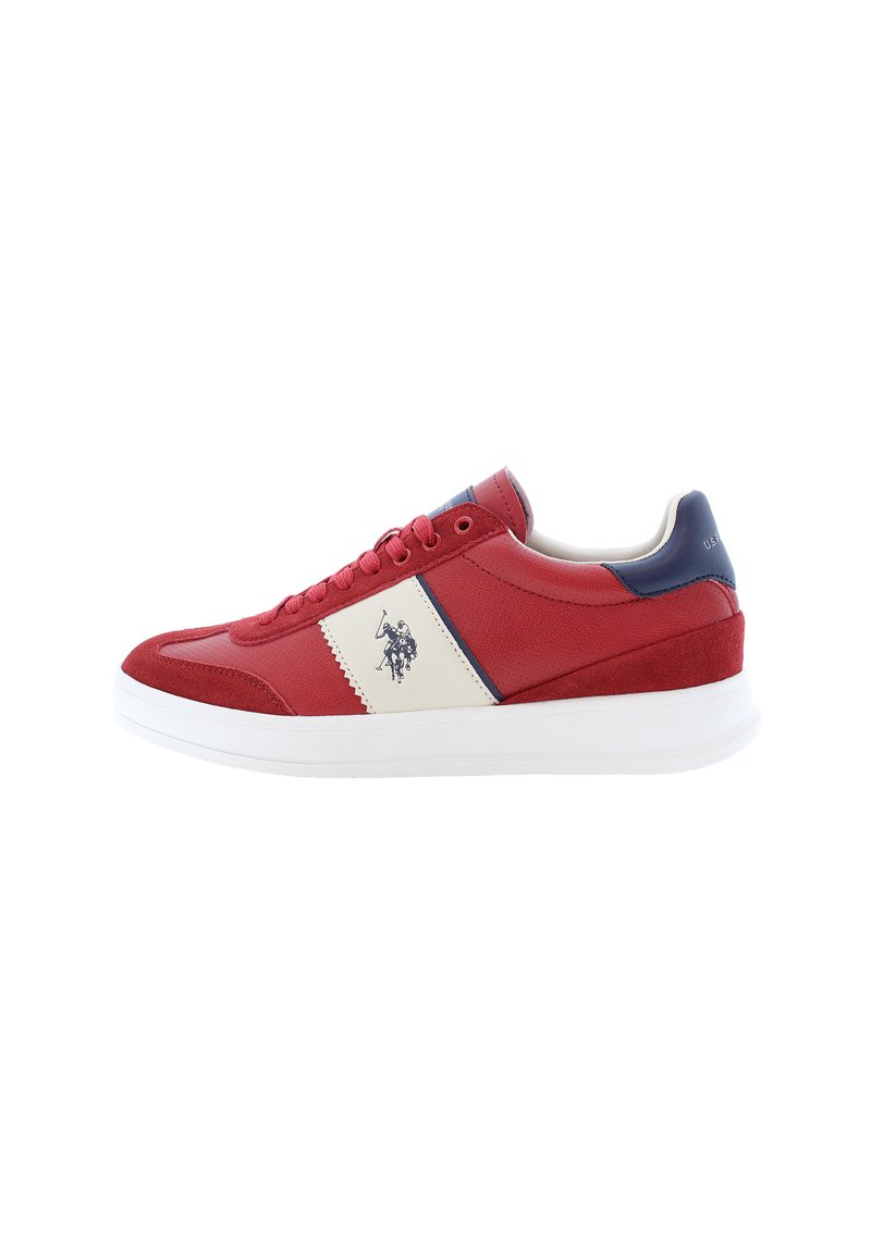 Baskets en cuir rouge et daim avec semelle blanche, accents bleus et détail de logo sur le côté. Comprend des lacets plats et un col rembourré.