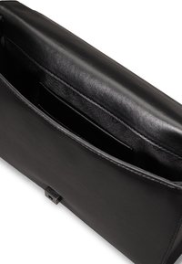 Svart läderclutch med en mjuk textur, ett inre fack och rektangulär form. Har en subtil metallisk stängningsdetalj.