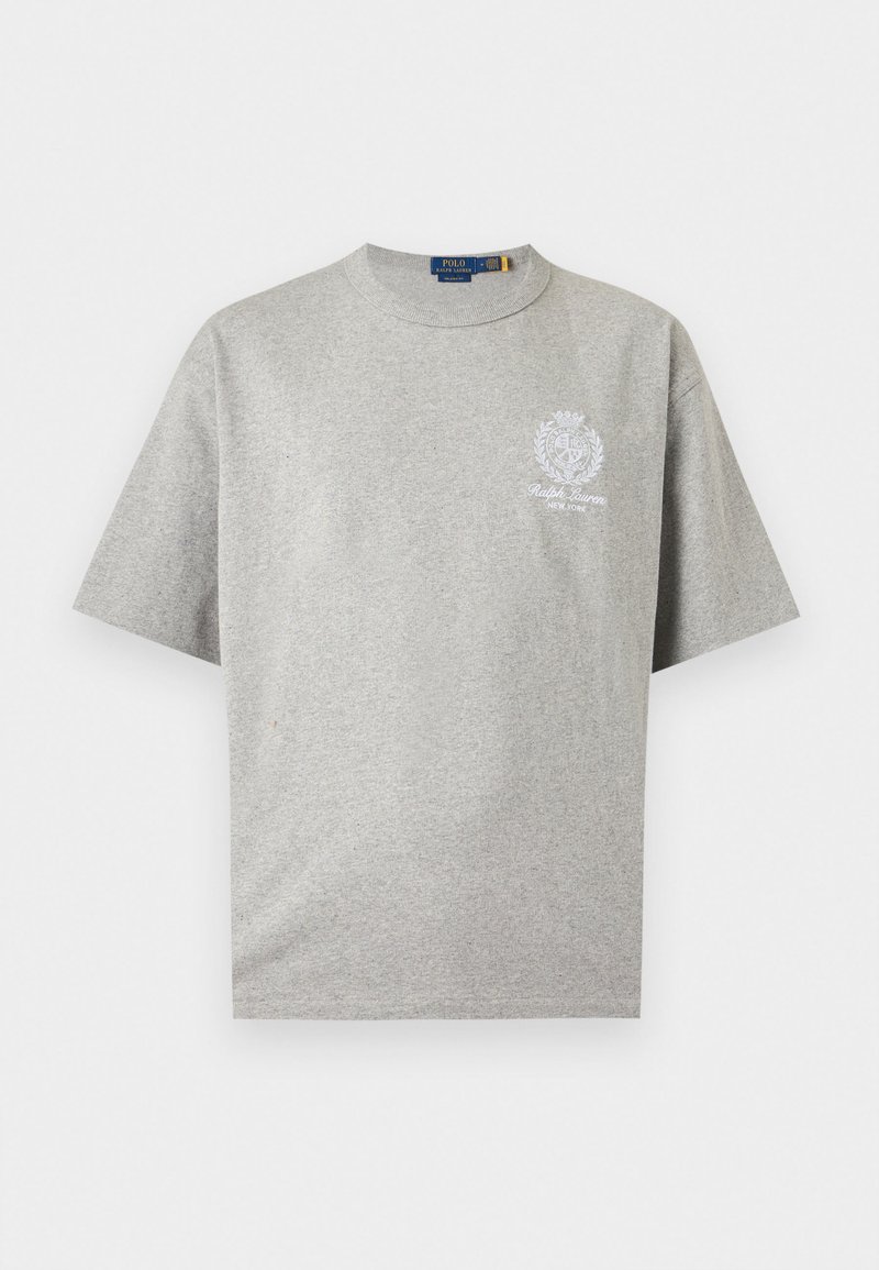 T-shirt gris clair à manches courtes et col rond avec logo et blason blanc Polo Ralph Lauren sur la poitrine gauche.