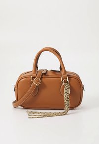 Sac à main en cuir marron avec double poignée, bandoulière amovible et accent tressé doré. Fermeture éclair et forme rectangulaire compacte.
