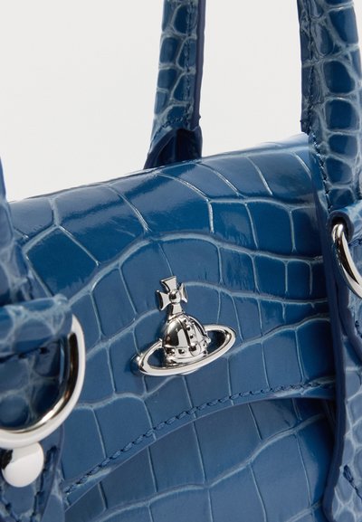 Τσάντα χειρός με μπλε δέρμα κροκοδείλου, επάνω της το ασημένιο λογότυπο της Vivienne Westwood με το έμβλημα orb και διπλές λαβές.