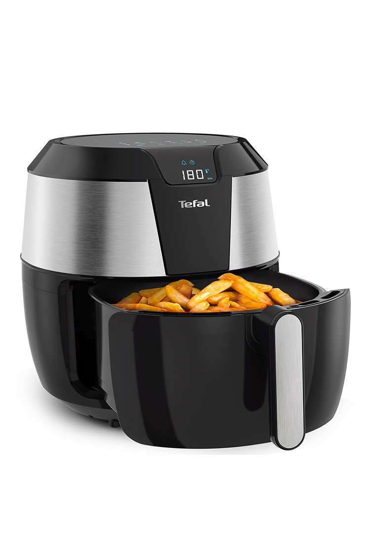 Schwarze Tefal Heißluftfritteuse mit Edelstahlakzenten, digitales Display zeigt 180°C, und ein separater Korb gefüllt mit goldenen Pommes.