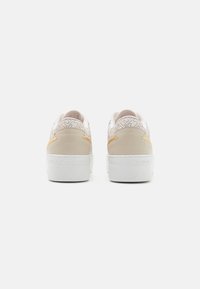 Tommy Hilfiger MONOGRAM - Sneakers laag - ecru/white
