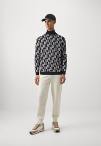 KARL LAGERFELD ROLLNECK - Džemperis - black