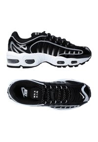 Schwarz-weiße Nike Max Air Sneaker mit einem eleganten Design, das aus Mesh- und Lackledermaterialien besteht, geschwungenen Linien und sichtbarer Luftdämpfung.