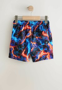 Badeshorts med elastisk linning. Sort bund med livlige blå, orange og røde lynmønstre. Inkluderer en baglomme.