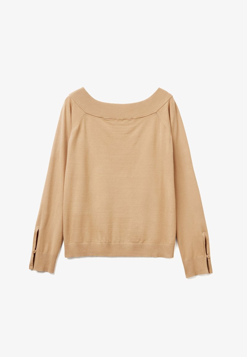 Suéter beige con un amplio escote barco y mangas largas. Presenta un ribete acanalado en el escote y botones en las aberturas de las mangas. Textura suave.