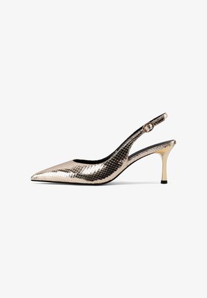 Tacchi slingback metallici con punta affilata, caratterizzati da un motivo a serpente testurizzato, sottile tacco dorato e cinturino regolabile.