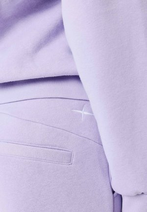 Paarse sweatshirt en bijpassende joggingsbroek van zacht materiaal; met ribbelmanchetten en een subtiele witte sterdetail op de broek.
