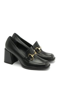 Czarne skórzane mokasyny na wysokim obcasie z kwadratowym obcasem, ozdobione złotymi detalami i teksturowanym przodem. Klasyczny, wsuwany fason.