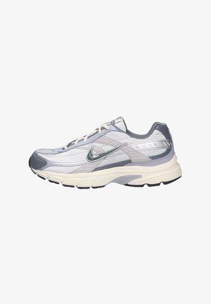 Graue und weiße Sport sneaker mit Mesh-Obermaterial, gepolstertem Kragen und Gummi-Außensohle. Verfügt über ein kontrastierendes Swoosh-Logo und eine verstärkte Zehenkappe.