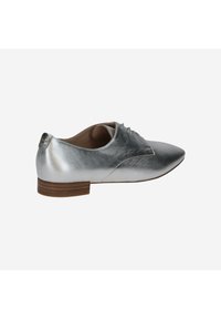 Chaussure oxford en cuir argenté avec un bout pointu, fermeture à lacets et un talon en bois. Texture lisse avec un éclat subtil et des détails de design minimaux.