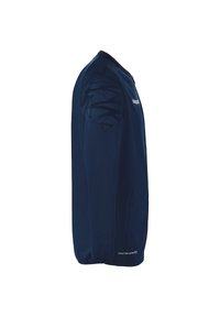 Chaqueta deportiva de la marina, con detalles texturizados en los hombros en negro, cierre completo y tejido transpirable. Corte slim con un acabado suave.