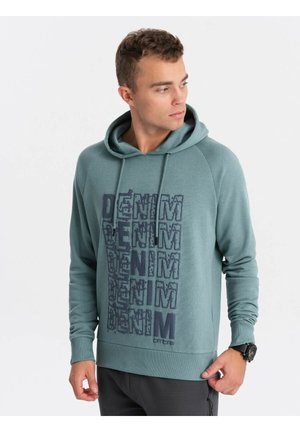 Sudadera con capucha en color verde azulado con gráfico de texto en negro que dice "DENIM". Presenta mangas largas, puños acanalados y un ajuste relajado. Textura suave.