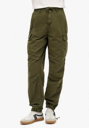 Pantalons cargo vert olive en tissu léger, dotés de poches latérales, d'une taille élastique et de poignets élastiques pour une coupe ajustée.