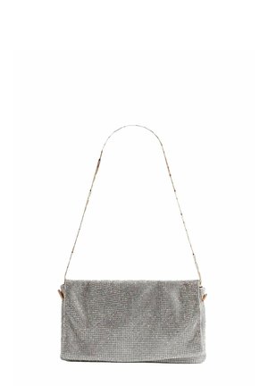 Borsa da sera argento con una superficie liscia, ricoperta di piccoli strass luccicanti. Presenta una tracolla regolabile e sottile.