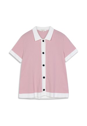 Haut en maille rose à manches courtes avec un col et des poignets blancs, doté d'une patte de boutonnage avec des boutons noirs et d'une coupe décontractée.