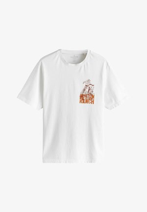 Bijela pamučna majica s grafičkim otiskom kauboja na konju, sa natpisom "BUTTON RANCH" u narančastom ispod dizajna.