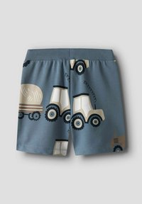 Shorts en coton bleu avec un motif de tracteurs et de véhicules agricoles en beige et noir. Taille élastique avec une texture lisse.