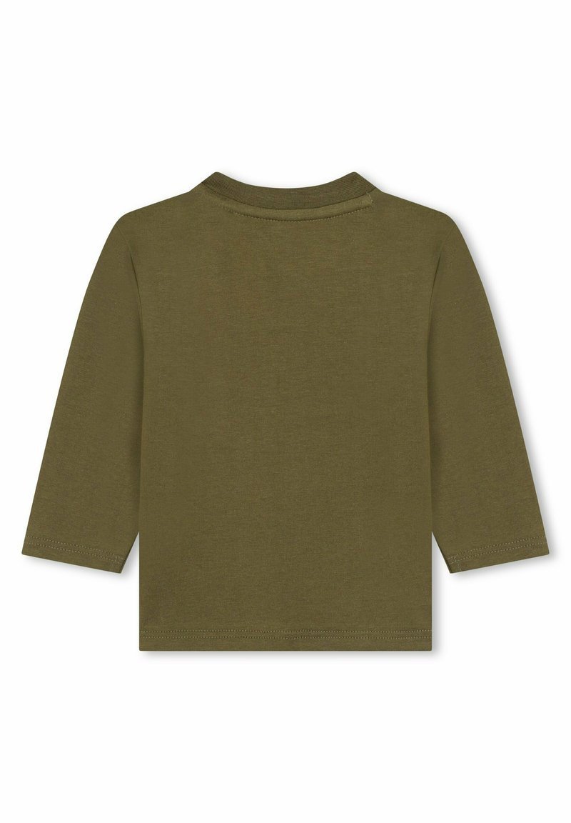 Camicia a maniche lunghe in cotone verde oliva, con collo rotondo e orlo dritto, dettagli di cucitura. Texture liscia, design semplice.