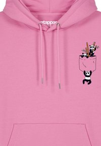 Roze hoodie met een voorzak, versierd met drie cartoonpanda's en bamboe in een speels ontwerp. Gemaakt van zachte, comfortabele stof.