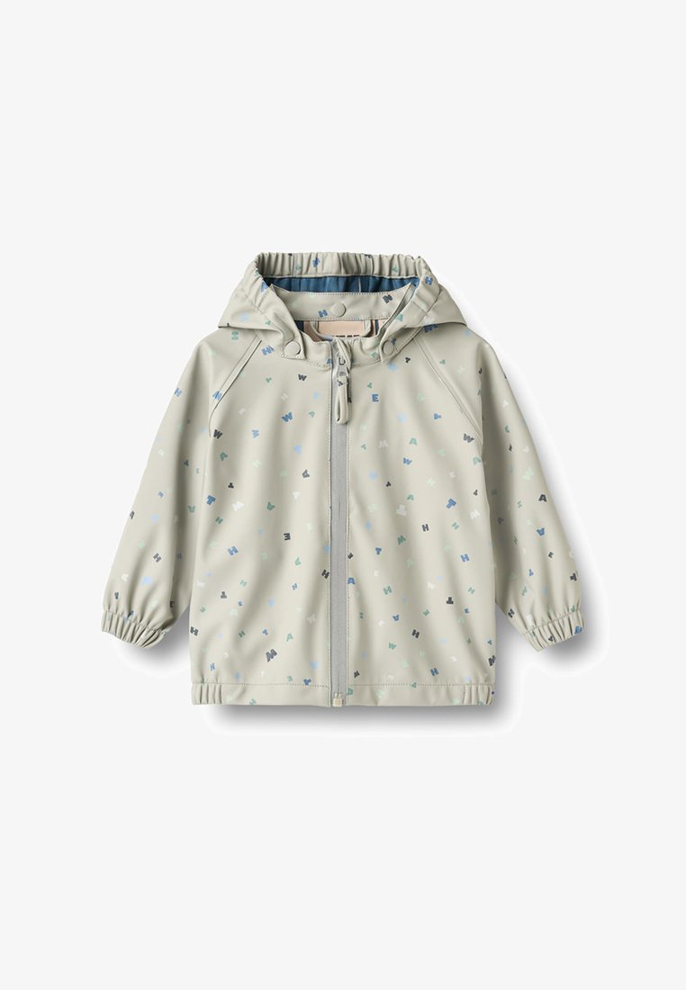 Lichtgrijze kinderregenjas met capuchon, volledige ritssluiting aan de voorkant, elastische manchetten en verspreide kleine letterpatronen in blauw, zwart en muntgroen.