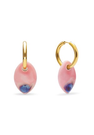 Pendientes de aro dorados con colgantes cerámicos ovalados en rosa y azul con efecto mármol colgando de cada aro sobre un fondo blanco.