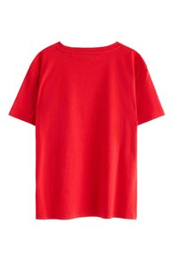 Czerwona koszulka z krótkim rękawem, wykonana z bawełny, z okrągłym dekoltem i prostym, nieozdobionym wzorem oraz prostym wykończeniem dołu.